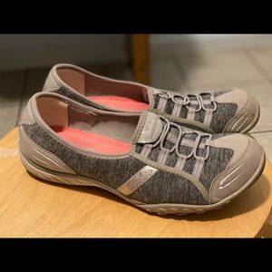 Sketchers relaxed fit size 8.5 grey sneakers